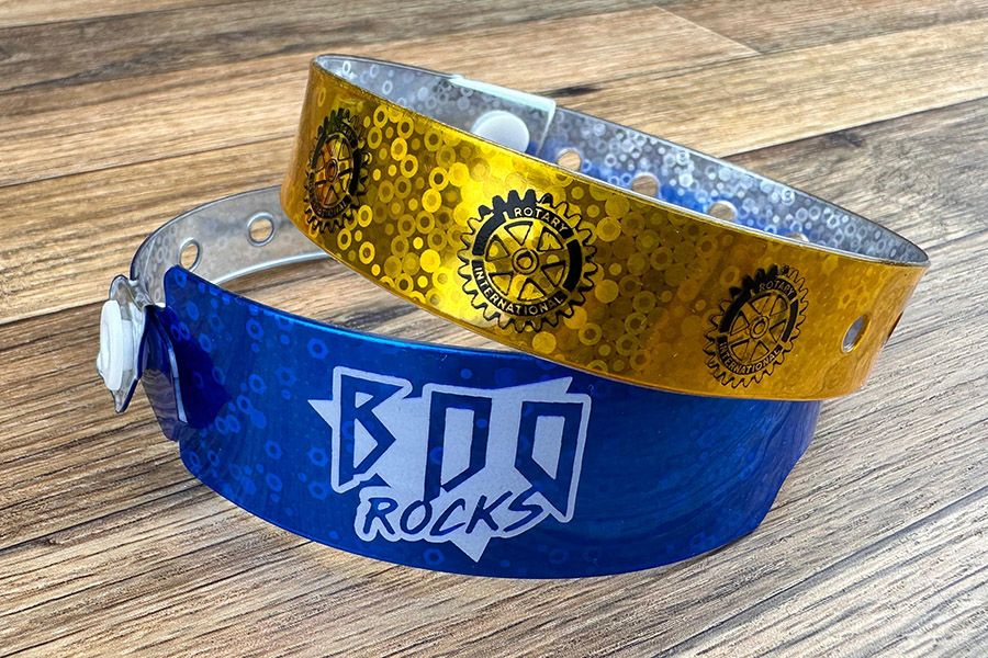 smalle gouden en brede blauwe holografische polsbandjes met 1-kleurige opdruk